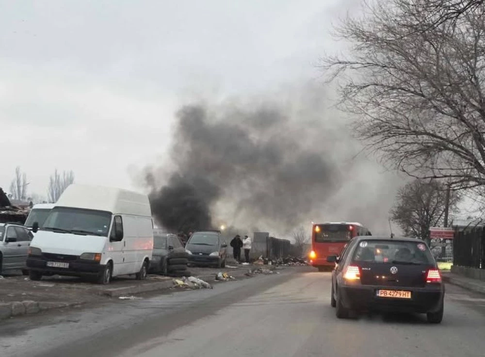 Поредно нерегламентирано палене на автомобилни гуми в района на КАТ