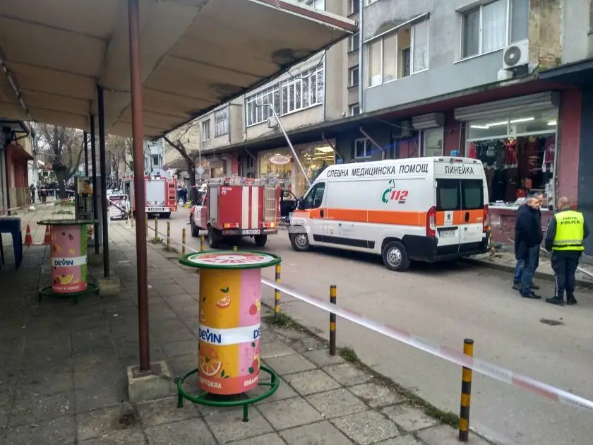 Шофьор помете хора на тротоар във Варна и се блъсна в магазин