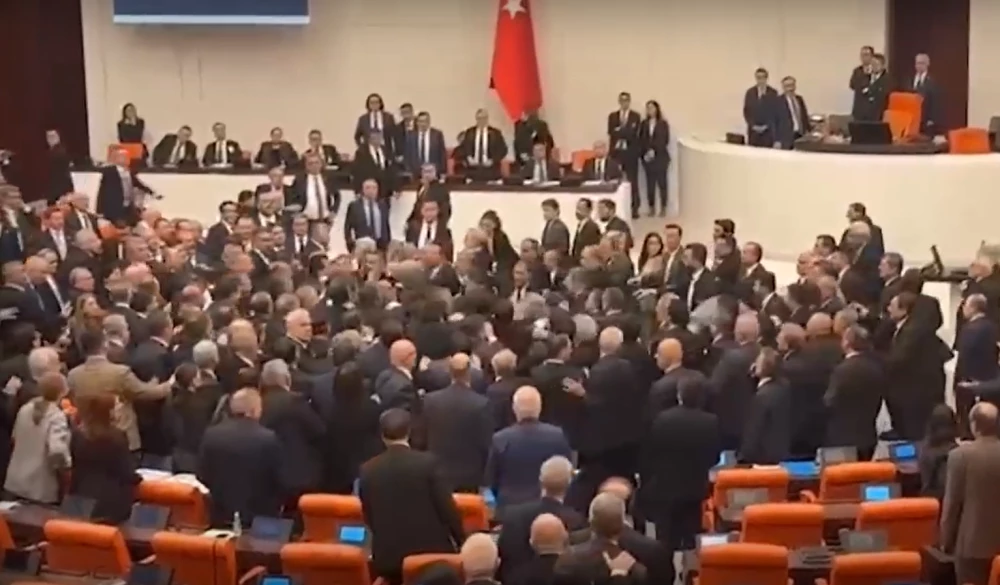 Турски депутати се сбиха по време на дебатите за бюджета
