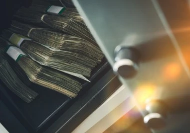 Мъж внесе 4000 лв., посипани с нафталин, предизвика пожар в касата на банков клон в Горна Оряховица