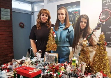 В навечерието на коледните и новогодишни празници ученици от Основно