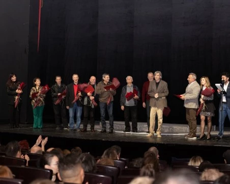 Девет пловдивски актьори с почетния плакет 