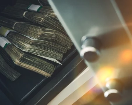 Мъж внесе 4000 лв., посипани с нафталин, предизвика пожар в касата на банков клон в Горна Оряховица