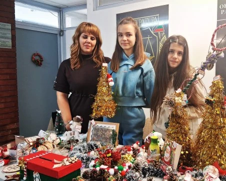 Ученици и представители на Център за подкрепа на хора с увреждания с благотворителен Коледен базар
