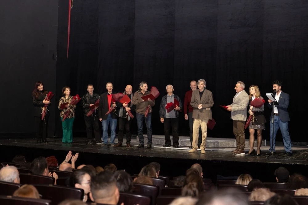 Девет пловдивски актьори с почетния плакет 