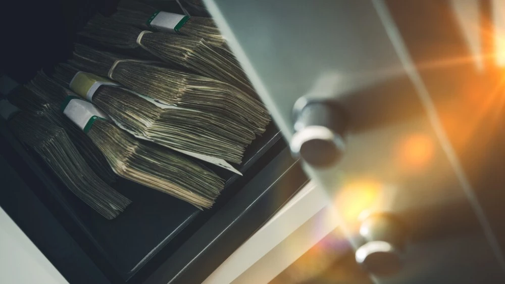 Мъж внесе 4000 лв., посипани с нафталин, предизвика пожар в касата на банков клон в Горна Оряховица