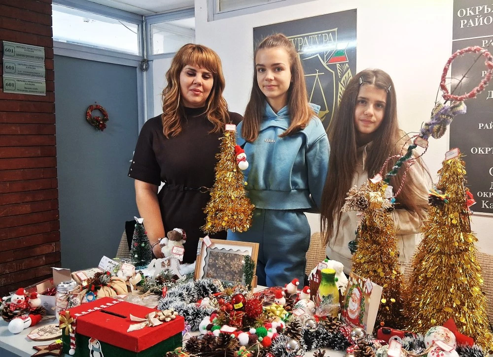 Ученици и представители на Център за подкрепа на хора с увреждания с благотворителен Коледен базар