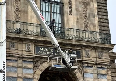 Монтираха метални решетки на прозорците на Лувъра