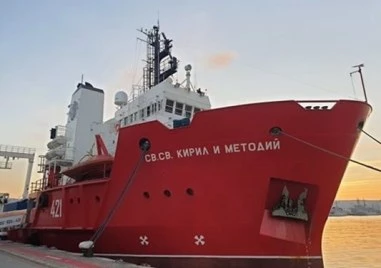 Моряците и учените на кораба Св. Св. Кирил и Методий посрещат Бъдни вечер в пролива Дрейк