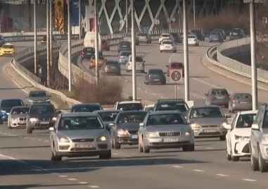 Интензивен е трафикът в цялата страна днес а започва и