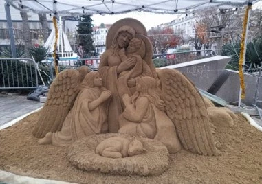 Направиха пясъчна скулптура на Богородица с Младенеца от 10 тона пясък в Бургас