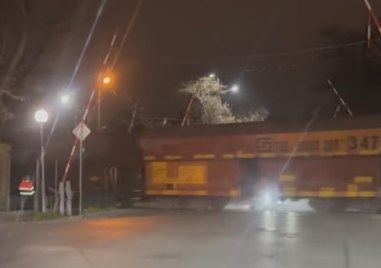 Товарен влак премина през прелеза на бул Пещерско шосе с