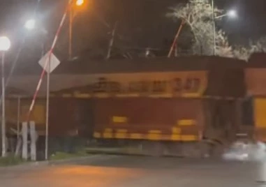 Скандално: Товарен влак премина през прелез при вдигнати бариери в Пловдив, кола се размина на косъм