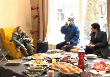 Споделен празник: Читалище в Бургас отвори врати, за да събере самотни хора на Бъдни вечер