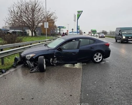 Катастрофа блокира движението по АМ 