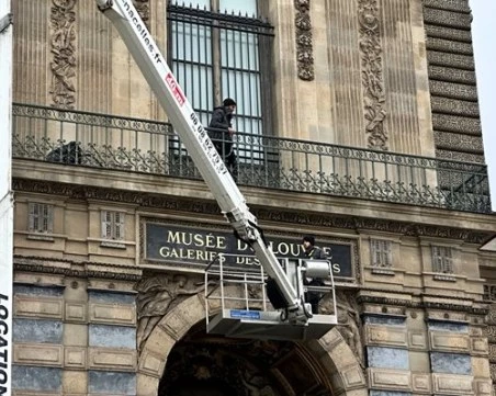 Монтираха метални решетки на прозорците на Лувъра