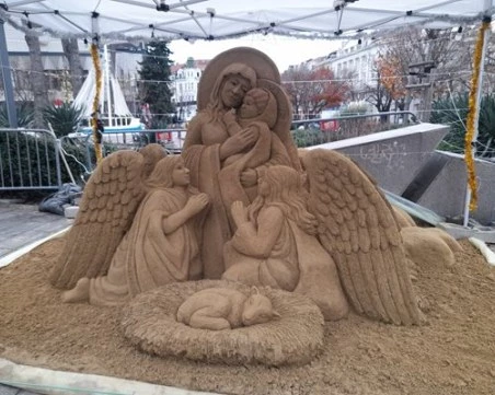 Направиха пясъчна скулптура на Богородица с Младенеца от 10 тона пясък в Бургас