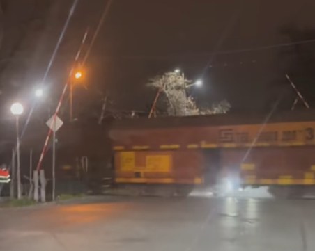 Скандално: Товарен влак премина през прелез при вдигнати бариери в Пловдив, кола се размина на косъм