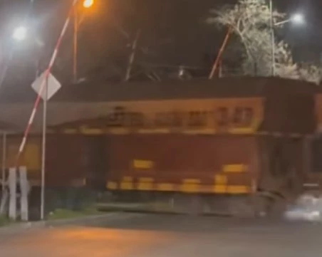 Скандално: Товарен влак премина през прелез при вдигнати бариери в Пловдив, кола се размина на косъм