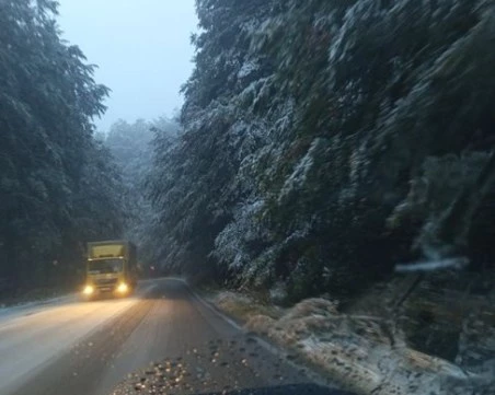Сняг валя на прохода 