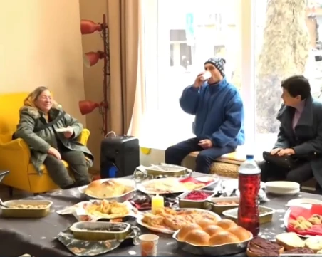 Споделен празник: Читалище в Бургас отвори врати, за да събере самотни хора на Бъдни вечер