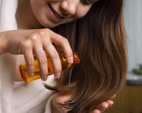 Зимни маски, които укротяват бухналата и суха коса