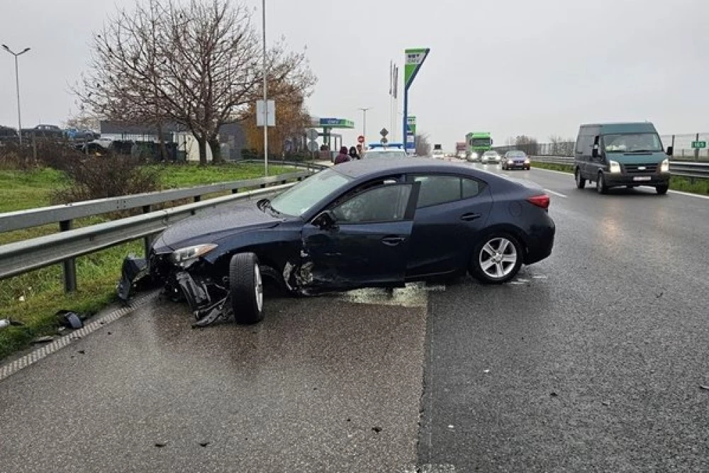 Катастрофа блокира движението по АМ 