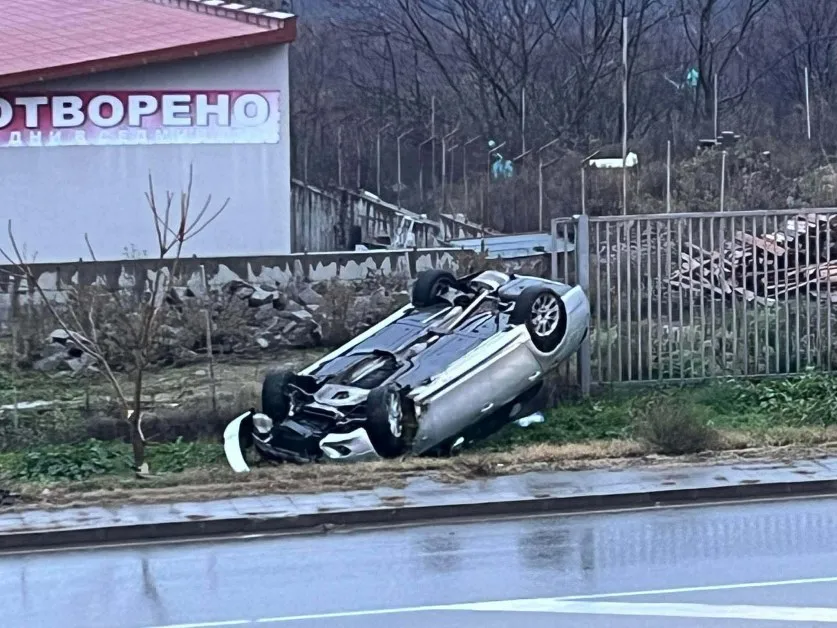 Кола се обърна по таван в Карлово