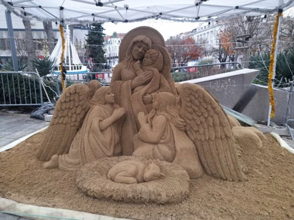 Направиха пясъчна скулптура на Богородица с Младенеца от 10 тона пясък в Бургас