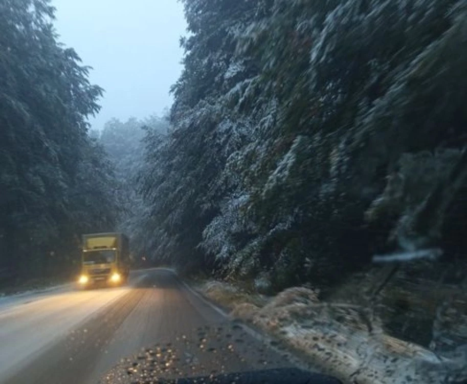 Сняг валя на прохода 