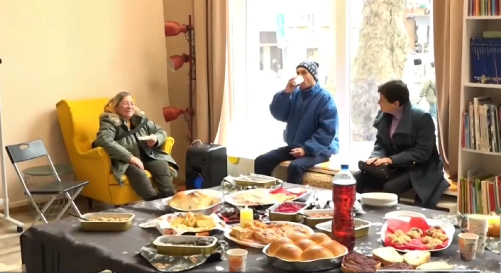 Споделен празник: Читалище в Бургас отвори врати, за да събере самотни хора на Бъдни вечер