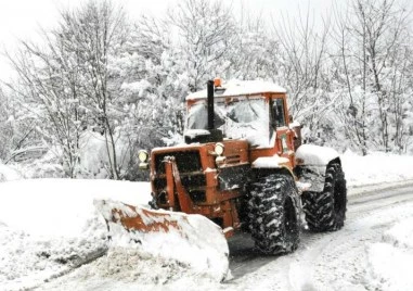 Общо 582 снегопочистващи машини обработват настилките по републиканските пътища