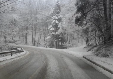 Повече от 30 часа вали сняг на прохода Шипка, има опасност от черен лед