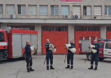 Пожарникари от Пловдив с невероятно послание към колегите, които дежурят по празниците