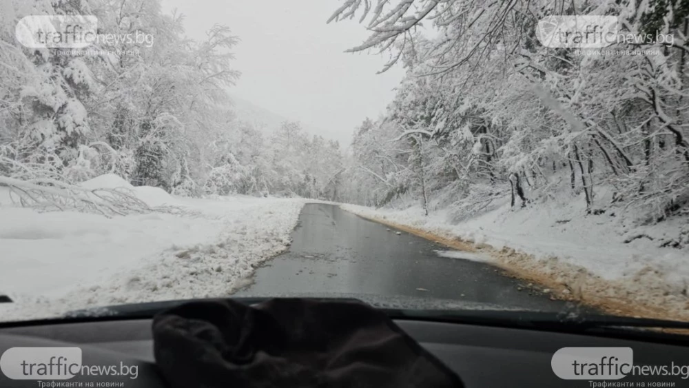 Снежни и хлъзгави пътища затрудняват движението в почти цялата страна