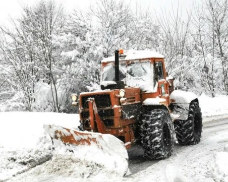 Общо 582 снегопочистващи машини обработват настилките по републиканските пътища