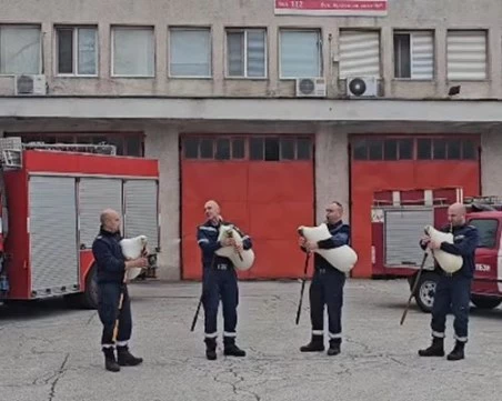 Пожарникари от Пловдив с невероятно послание към колегите, които дежурят по празниците