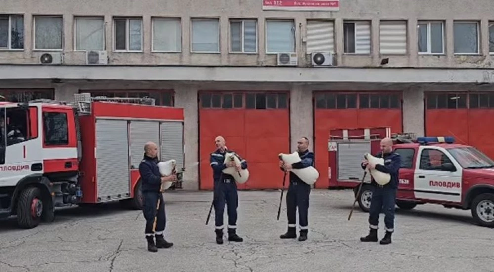 Пожарникари от Пловдив с невероятно послание към колегите, които дежурят по празниците