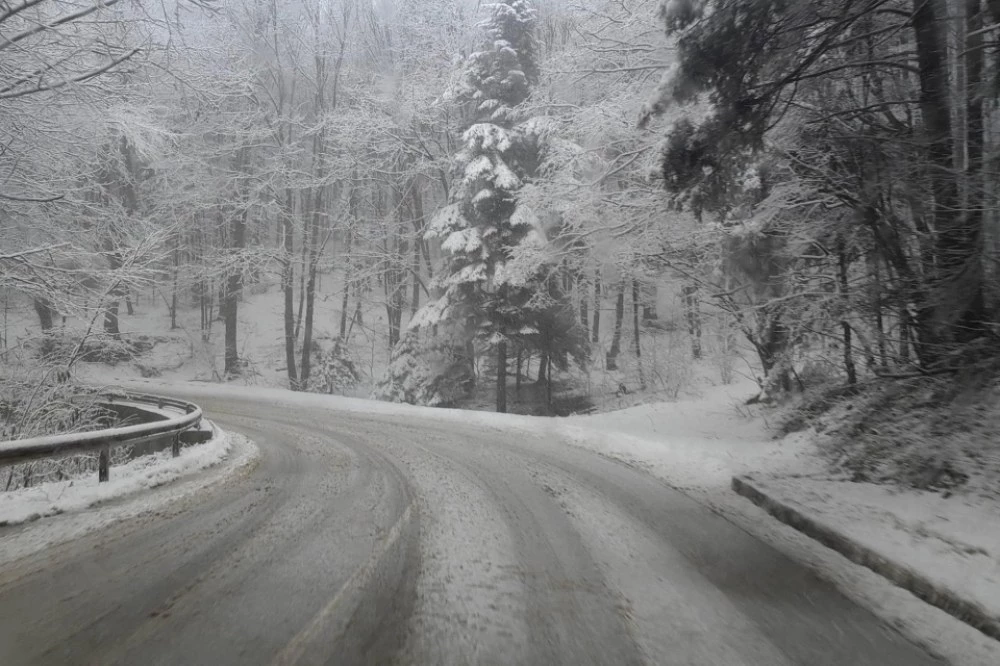 Вали сняг на проходите Шипка и Хаинбоаз