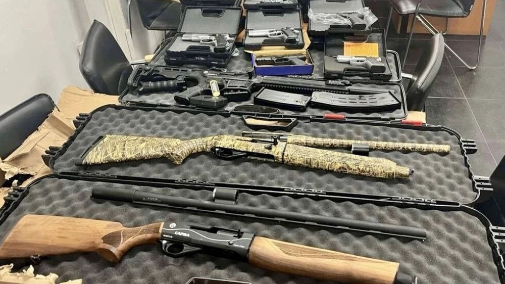 Задържаха голямо количество оръжия на МП 