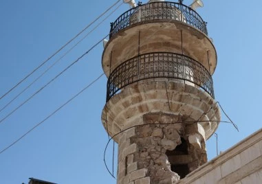 Експлозия в джамия уби най-малко петима в Сирия