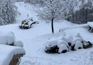 Без ток останаха почивни бази и хижи след 40 сантиметра сняг