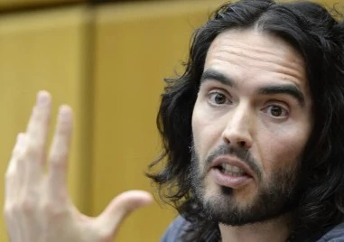 Комикът и актьор Ръсел Бранд е бил обвинен по две