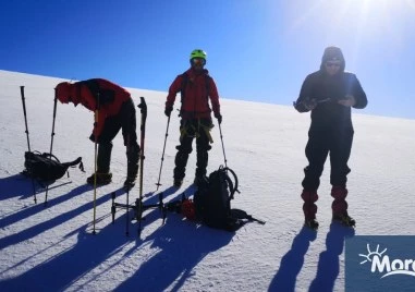 Двама недобре екипирани туристи са били транспортирани с шейни от