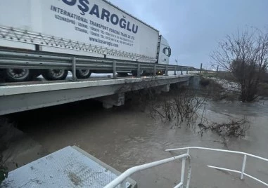 Три къщи и хотел са наводнени в Гелеменово, проверяват още постройки под вода