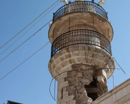 Експлозия в джамия уби най-малко петима в Сирия