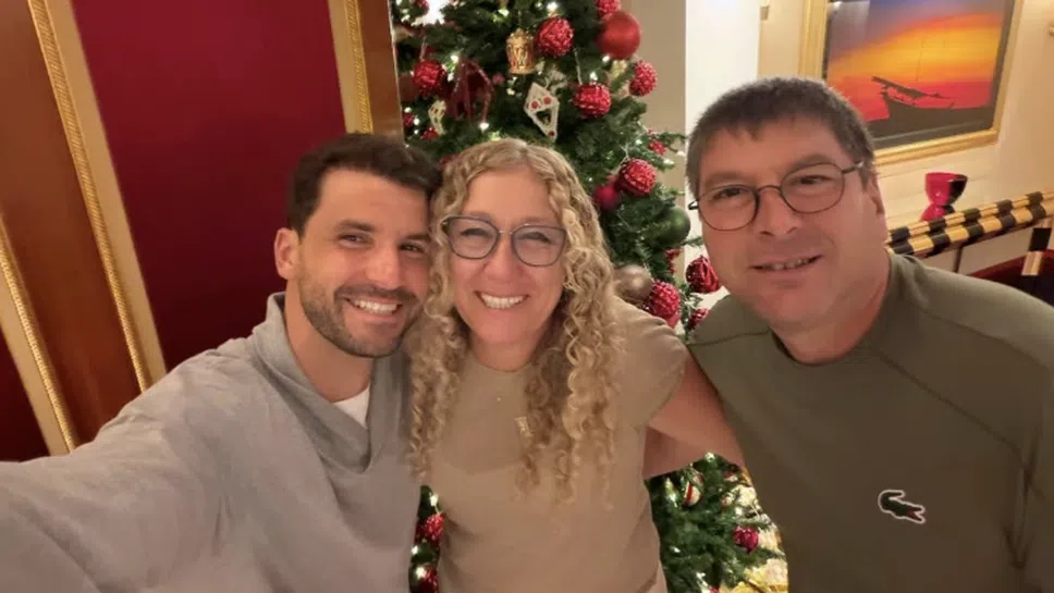 Гришо посрещна Коледа с родителите си