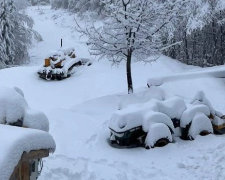 Хижи и хотели с туристи останаха без ток след 40-сантиметров сняг в Осоговската планина