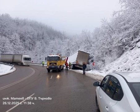 Камион се обърна на Хаинбоаз