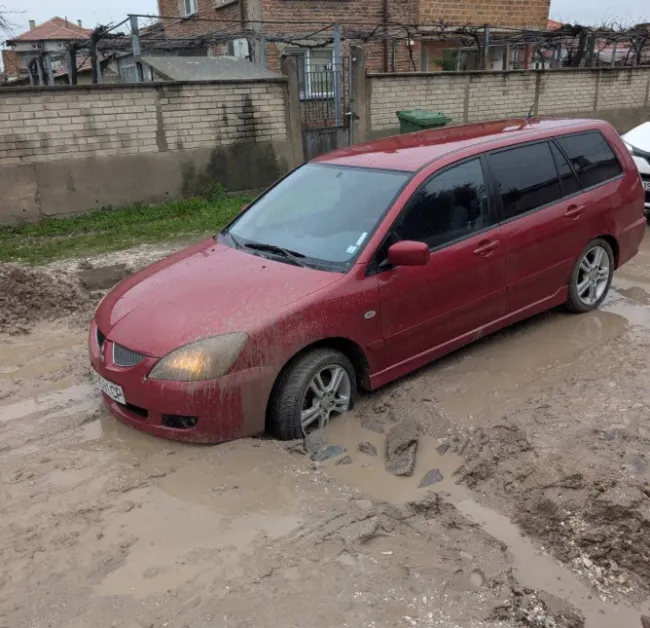 Кола пропадна в необезопасен изкоп на улица в пловдивско село